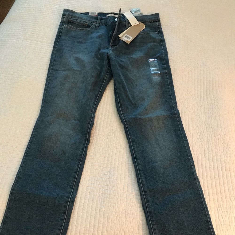 Levi’s 312 Shaping Jeans